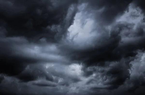 Θολό θυελλώδη δραματικό ουρανό μαύρο και άσπρο φόντο — Φωτογραφία Αρχείου
