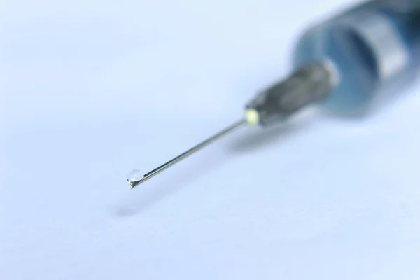 Médico para injecção com seringa isolada — Fotografia de Stock