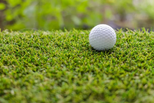Balle de golf sur fond d'herbe verte — Photo