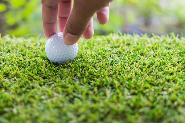 Närbild hand hålla golfboll — Stockfoto