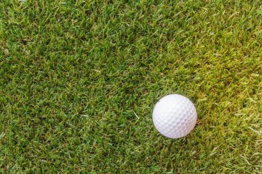 golf topu yükseltilmiş görünümü çimenlerin üzerinde