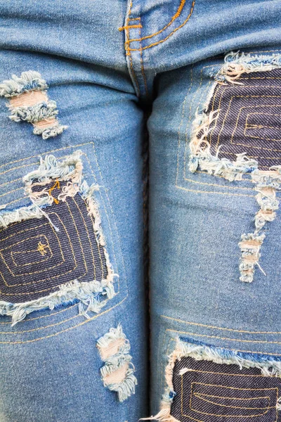 Modrá džínovina roztrhané džíny textura — Stock fotografie
