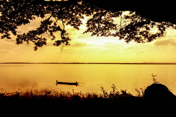 태양이 저녁을 통해 휴식으로 외로운 어 부는 작은 보트에 호수에 밖으로 이동 — 스톡 사진