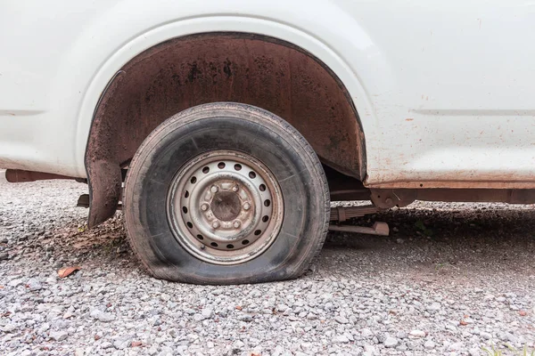 Daño de coche neumático filtrado —  Fotos de Stock