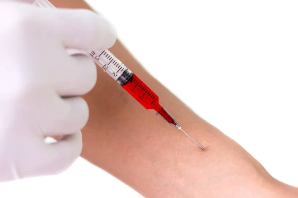 Doktor injekci pacient s injekční stříkačkou na odběru krve na bílém pozadí — Stock fotografie