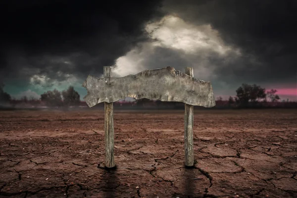 Altes Holzschild auf Gewitterwolke mit Regen — Stockfoto