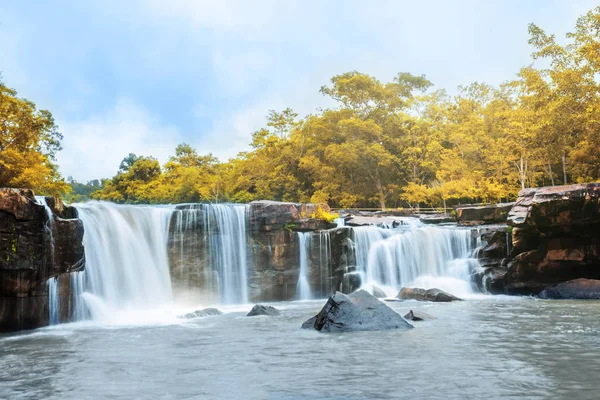 Tat Ton vattenfall i Tat-tons nationalpark i Chaiyaphum provinsen, Thailand — Stockfoto