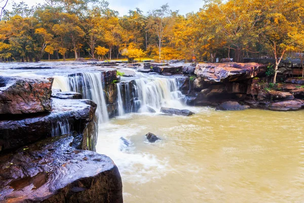 Tat Ton vattenfall i Tat-tons nationalpark i Chaiyaphum provinsen, Thailand — Stockfoto