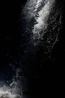 Şelale akışı. Siyah ve beyaz su sprey