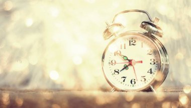 Masada retro alarm saati olan eski arkaplan