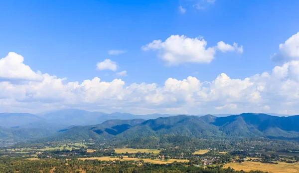 Dağ ve mavi gökyüzü Chiang Mai Tayland manzara