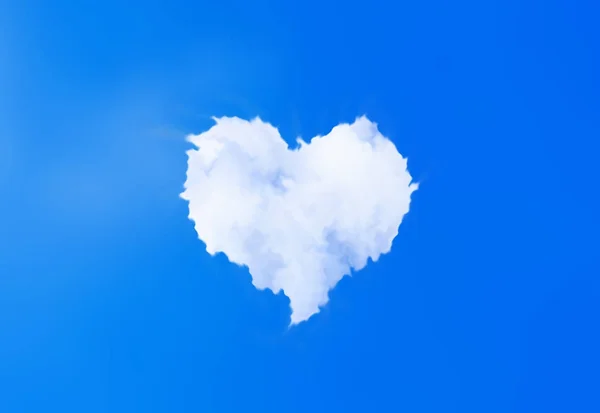 Hjärtformade moln blå himmel bakgrund — Stockfoto