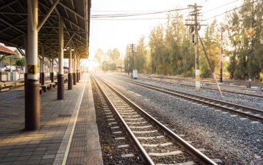 Tren istasyonu ve günbatımı