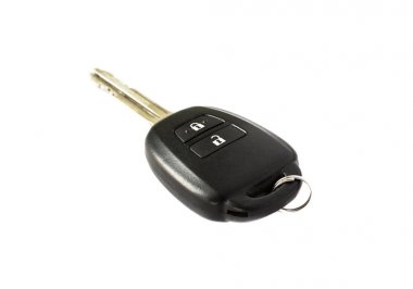 Uzak araba anahtarı beyaz arkaplanda izole edildi.