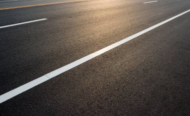 asfalt üzerinde yol işaretleri