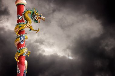 Fırtına ejderha heykeli