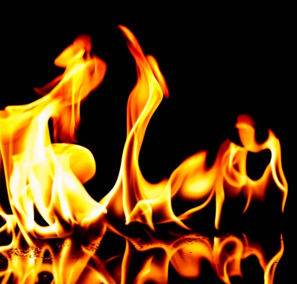 Isolado de chama no fundo preto — Fotografia de Stock