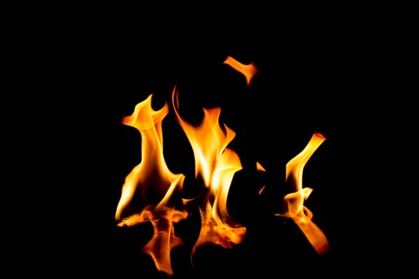 Огонь изолировать на черном фоне — стоковое фото