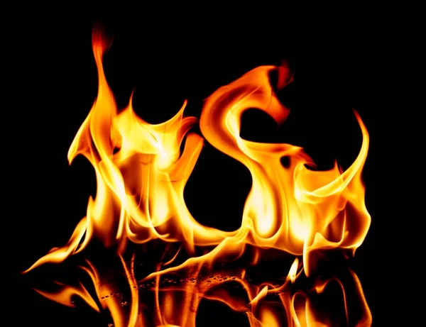 Aislamiento de llama sobre fondo negro —  Fotos de Stock