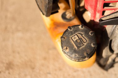 Çim biçme makinesi eski petrol