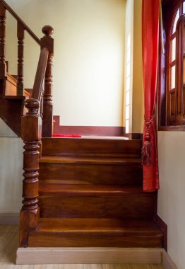 Koyu renkli ahşap modern merdivenden