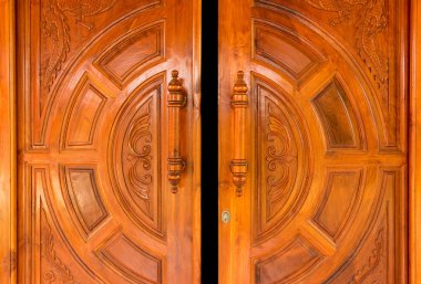 Karanlığa ahşap kapı açar.