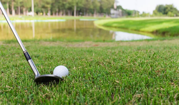 Golf ball op witte tee en golf club voorbereidingen voor schot. — Stockfoto