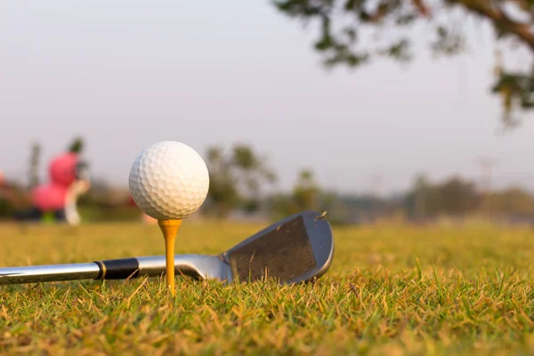 Golf topu beyaz tee ve golf club atış hazırlanıyor. — Stok fotoğraf