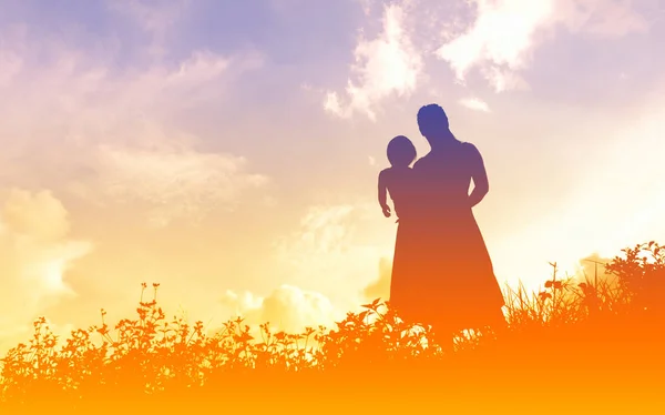 Silhouetten van een vrouw met haar kind tijdens zonsondergang — Stockfoto