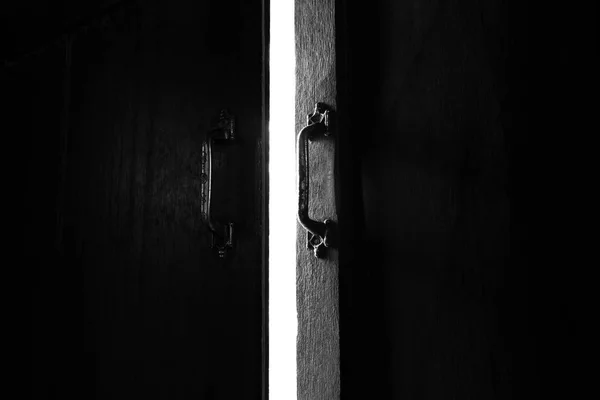 문을 열고 어두운 빛 — 스톡 사진