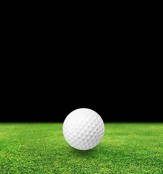 Boule de golf sur herbe et fond noir — Photo
