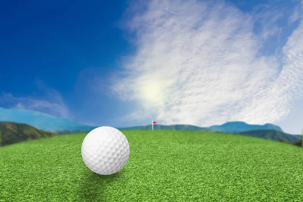 Golfball auf Gras Natur Hintergrund — Stockfoto