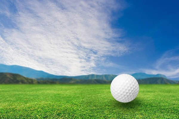 高尔夫球在球棒上草自然背景 — 图库照片