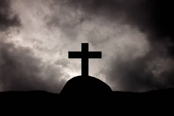 Regenwolken op christelijke kruizen graven. — Stockfoto