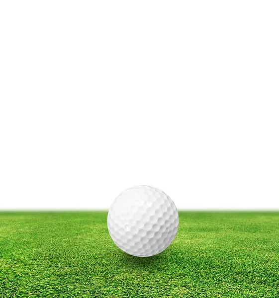 Bola de golfe na grama e fundo branco — Fotografia de Stock