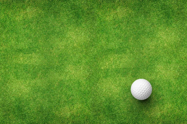 Golfboll på gräs ovanifrån — Stockfoto
