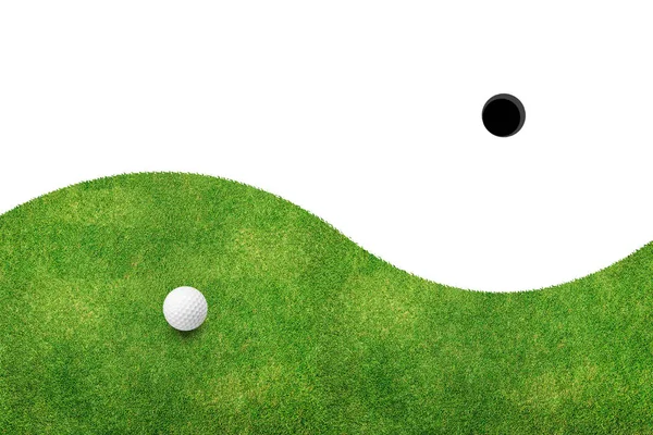 Білий м'яч для гольфу на зеленій траві та білому тлі — стокове фото