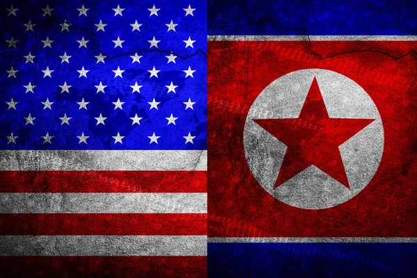 Grunge duvara boyalı ABD ve Kuzey Kore bayrağı — Stok fotoğraf