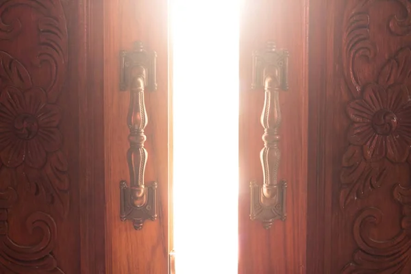ドアを開けて光のサクセス ストーリー ロイヤリティフリーのストック写真