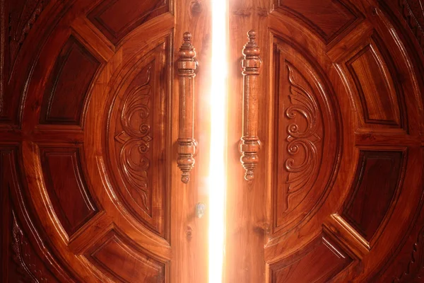 ドアを開けて光のサクセス ストーリー ストック写真
