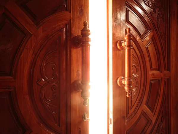 ドアを開けて光のサクセス ストーリー ロイヤリティフリーのストック画像