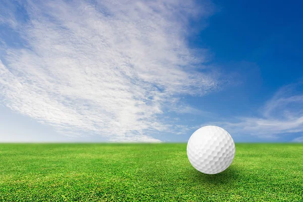 Boule de golf sur fond d'herbe nature Image En Vente