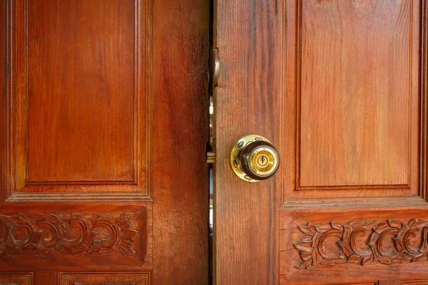 La porte en bois ouverte — Photo