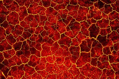 Yanardağ patlamasından sonra kırmızı ısı zemini çatlatmış.