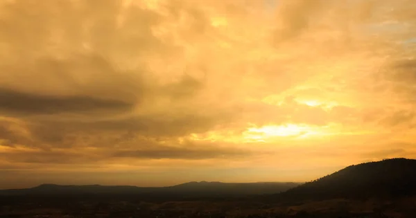 Doğu dağ manzara güneşin doğuşunu — Stok fotoğraf