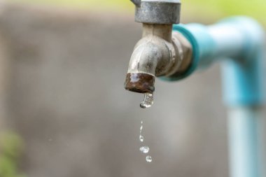 Musluk bir su ile damla / tüketim kavramı su