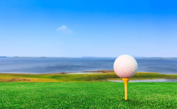 Golfball am Abschlag und Hintergrund der Natur — Stockfoto