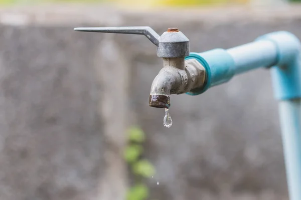 Grifo con una gota de agua / Concepto de consumo de agua —  Fotos de Stock