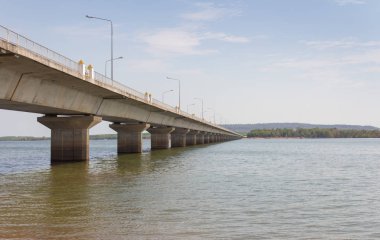 Thep Sada köprü ülkede en uzun Nehri Köprüsü.