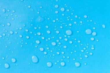 Su damlacıkları ile mavi arka plan